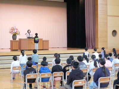 1年生から５年生に修了証書が授与されました。